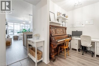 10 Concord Pl in Grimsby, ON - Building Photo - Building Photo