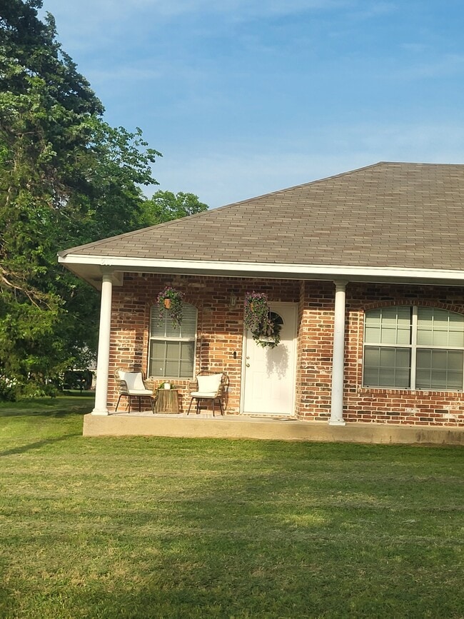 215 N Prairie St in Pilot Point, TX - Building Photo - Building Photo