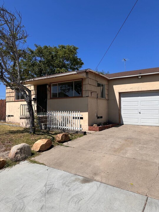 612-30 Chamberlain Ave in El Cajon, CA - Building Photo