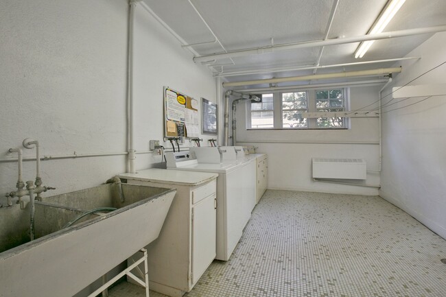 Calhoun Beach Apartments in Minneapolis, MN - Foto de edificio - Building Photo