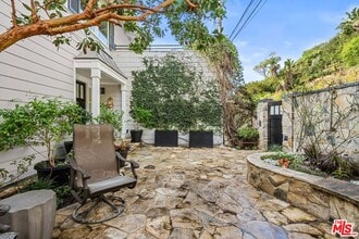 27002 Malibu Cove Colony Dr in Malibu, CA - Building Photo - Building Photo