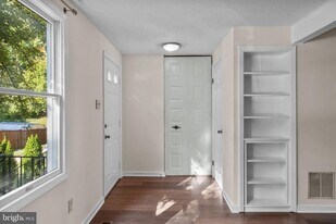 6832 Heatherway Ct in Alexandria, VA - Building Photo