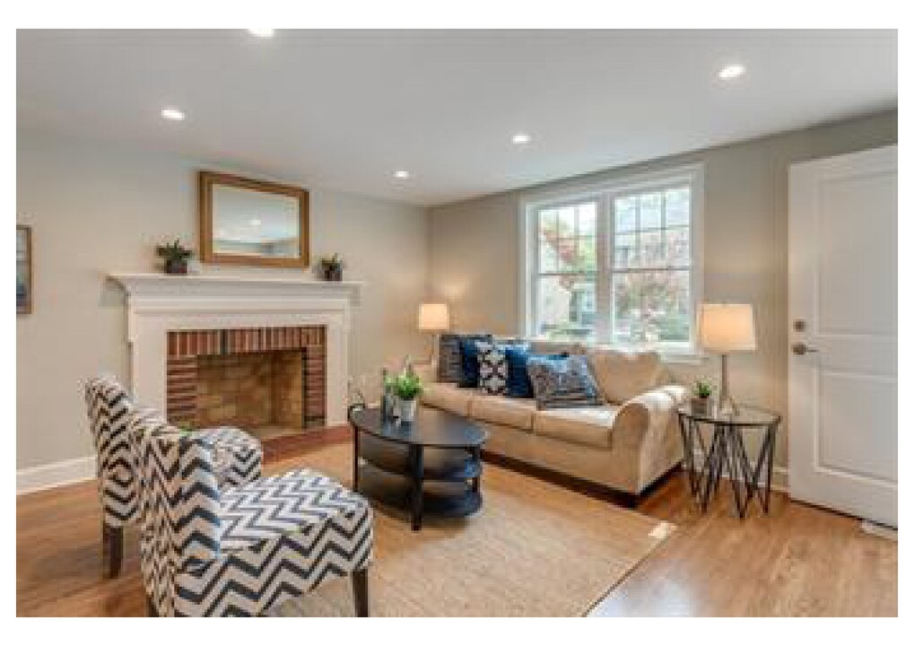 8 Hazelmere Rd in Boston, MA - Building Photo