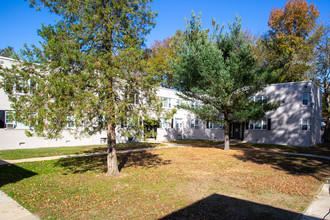 Westwood Court Apartments in Woodbury, NJ - Foto de edificio - Building Photo