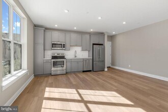 6712 Ridge Ave in Philadelphia, PA - Building Photo - Building Photo