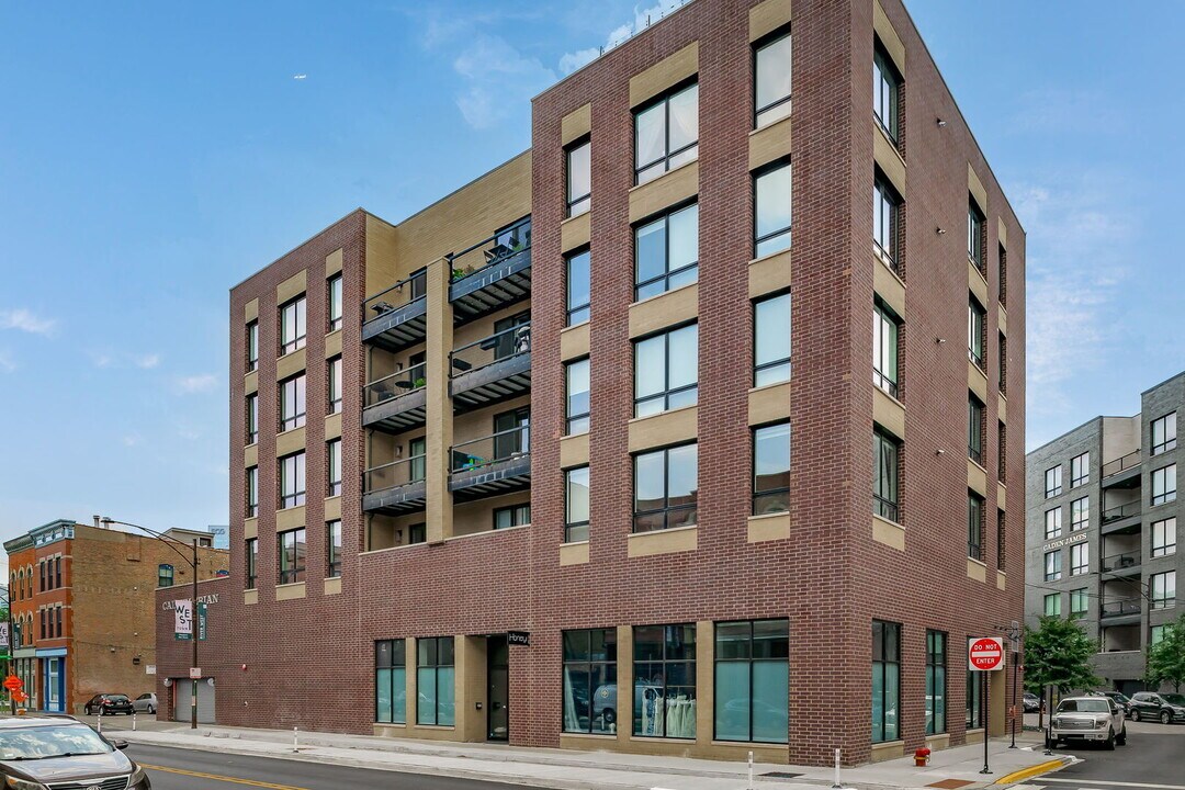 680 N Milwaukee Ave in Chicago, IL - Building Photo