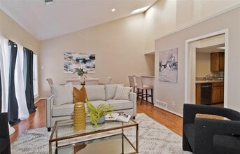 7450 Holly Hill Dr in Dallas, TX - Foto de edificio - Building Photo