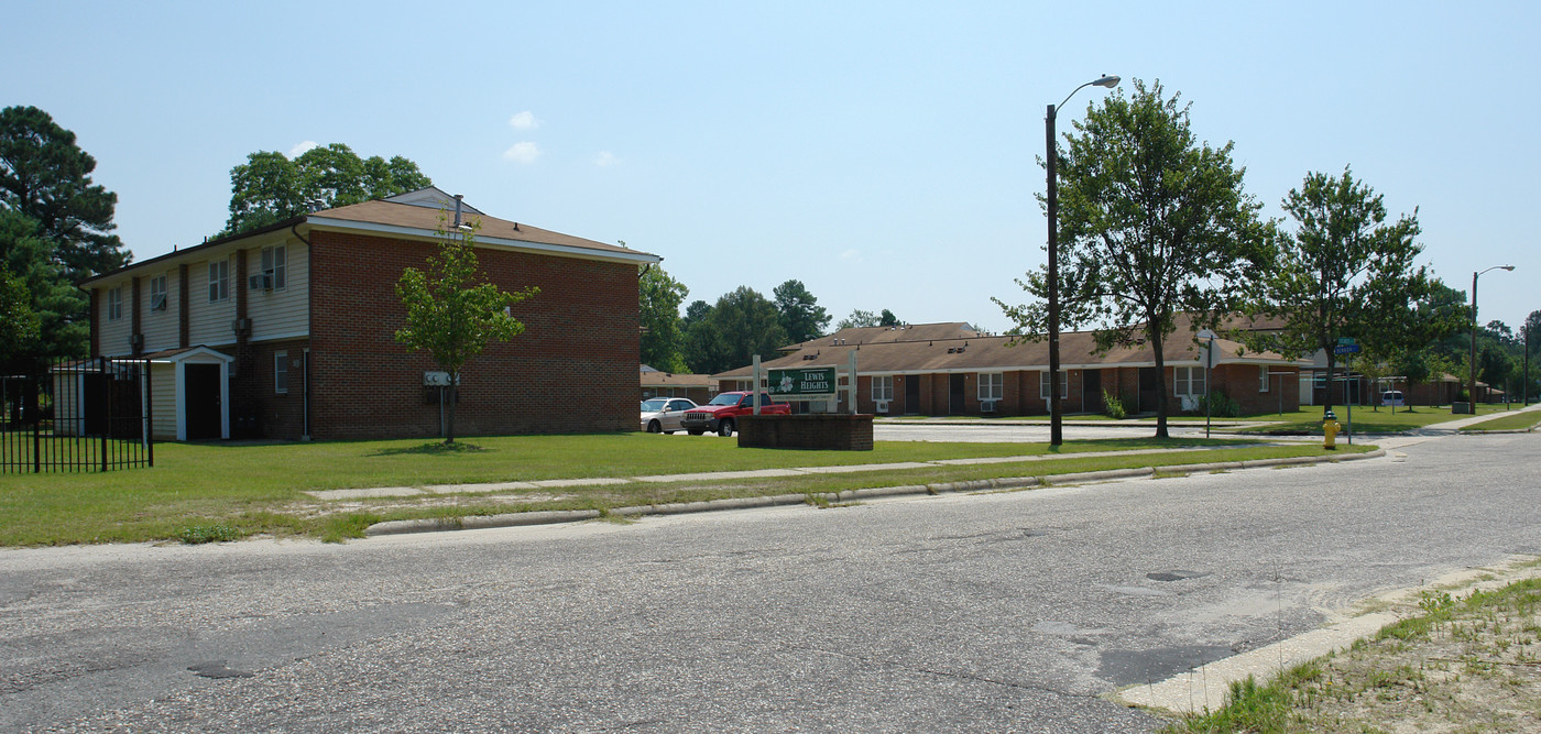 Lewis Heights in Fayetteville, NC - Foto de edificio