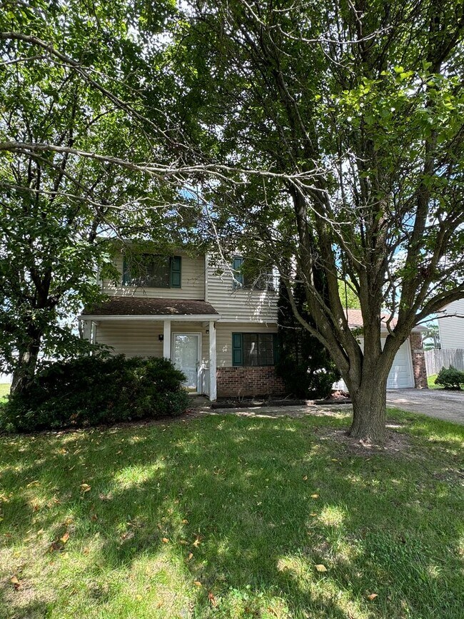 182 Country Wood Dr in Whiteland, IN - Building Photo - Building Photo