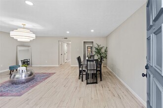 9425 Fondren Rd in Houston, TX - Building Photo - Building Photo