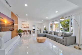 19540 NE 18th Ct in Miami, FL - Foto de edificio - Building Photo