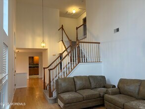 61 S Manor Ct in Wall Township, NJ - Foto de edificio - Building Photo