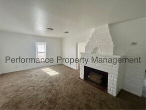 604 Woodrow Ave in Bakersfield, CA - Foto de edificio - Building Photo