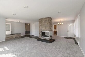 942 Raleigh Rd in Mundelein, IL - Building Photo - Building Photo