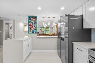 811 S Hollybrook Dr in Pembroke Pines, FL - Building Photo - Building Photo