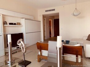1425 Brickell Ave in Miami, FL - Building Photo - Building Photo