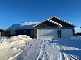 906 Taft St S in Cambridge, MN - Building Photo