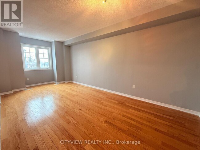 5727 Retreat St in Mississauga, ON - Building Photo - Building Photo