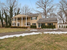 5 Linda Ct in Oyster Bay, NY - Building Photo