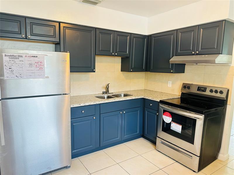 2216 Wilson St in Hollywood, FL - Building Photo