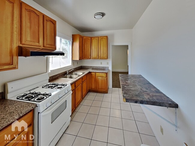 1146 E 15th St in Oakland, CA - Building Photo - Building Photo