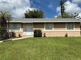 8 Roanoke Dr in Ft. Myers, FL - Building Photo