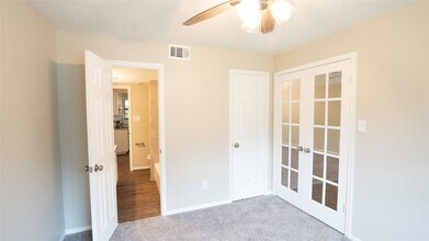 17 Regency Ln in Houston, TX - Foto de edificio - Building Photo
