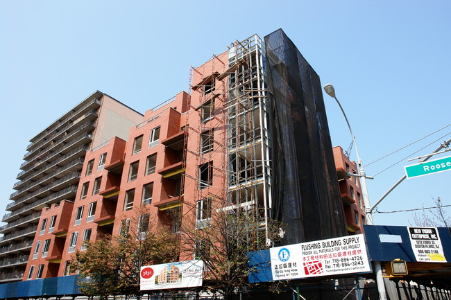 Parsons Condominium in Flushing, NY - Foto de edificio - Building Photo