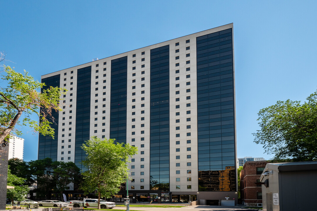 Hargrave Place in Winnipeg, MB - Building Photo