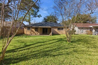 13627 Greenway Dr in Sugar Land, TX - Building Photo - Building Photo