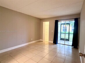 105 Meadows Cir, Unit 105 in Boynton Beach, FL - Foto de edificio - Building Photo