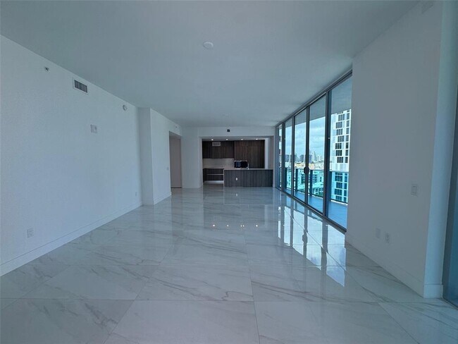 17550 Collins Ave, Unit 1005 in Sunny Isles Beach, FL - Foto de edificio - Building Photo
