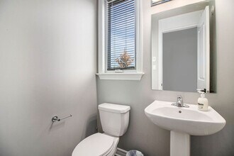 132 Eric Maloney Way in Ottawa, ON - Building Photo - Building Photo