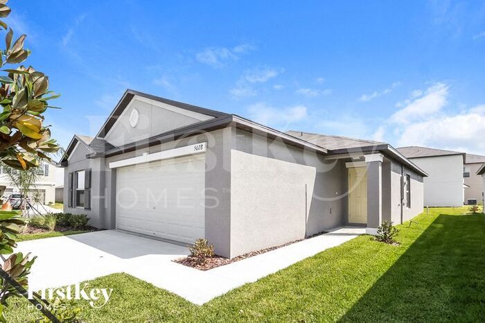 5028 White Chicory Dr in Ruskin, FL - Building Photo