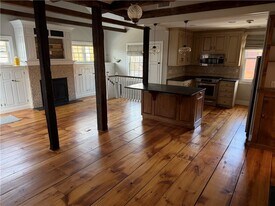 31 Bradford St in Bristol, RI - Building Photo