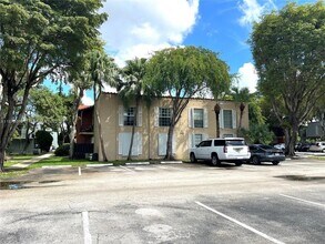 10822 N Kendall Dr, Unit S14 in Miami, FL - Building Photo - Building Photo