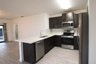 561 NE 6th Pl in Florida City, FL - Building Photo - Building Photo