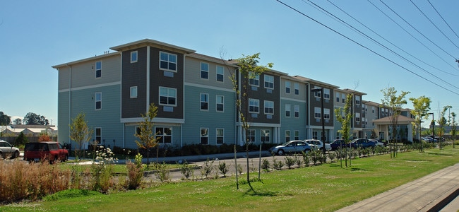 Providence Place Senior Apartments in Salem, OR - Foto de edificio - Building Photo