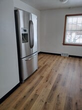 8306 Essen Ave, Unit Unit 1 (Lower) in Parma, OH - Foto de edificio - Building Photo