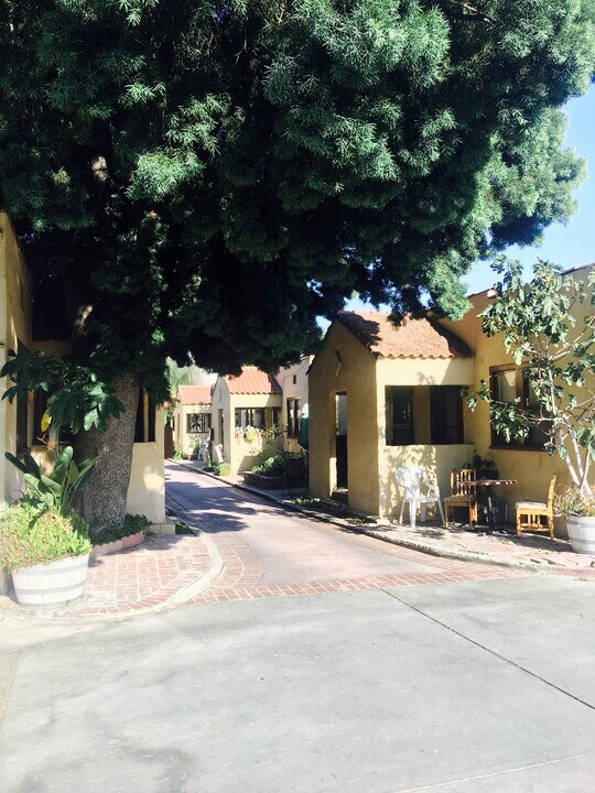 5031 Bakman Ave in North Hollywood, CA - Building Photo