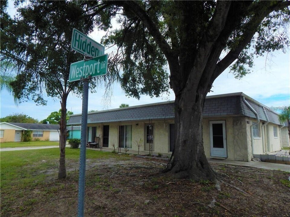 9800 Hidden Ln in Port Richey, FL - Building Photo