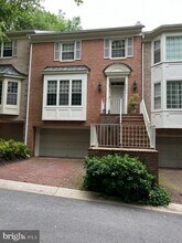 8033 Quarry Ridge Way in Bethesda, MD - Building Photo - Building Photo