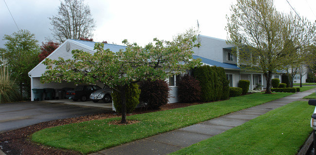 Abundance Manor in Lebanon, OR - Building Photo - Building Photo