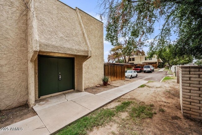 5911 W Golden Ln in Glendale, AZ - Building Photo - Building Photo