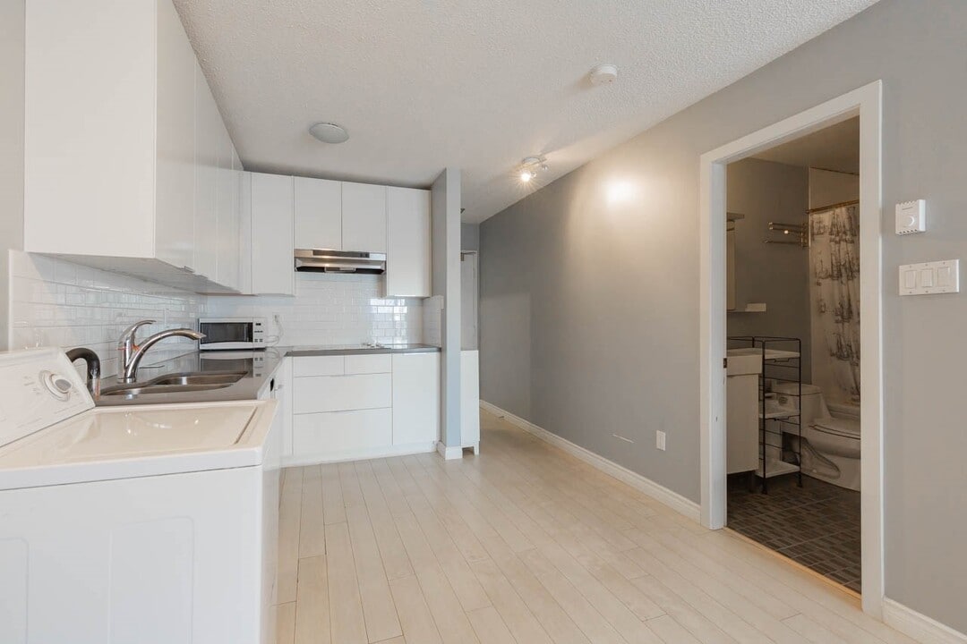 6931 Cooney Rd. in Richmond, BC - Building Photo
