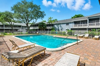 7556 Stirling Rd in Hollywood, FL - Building Photo - Building Photo