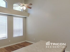 10057 E Capri Ave in Mesa, AZ - Foto de edificio - Building Photo