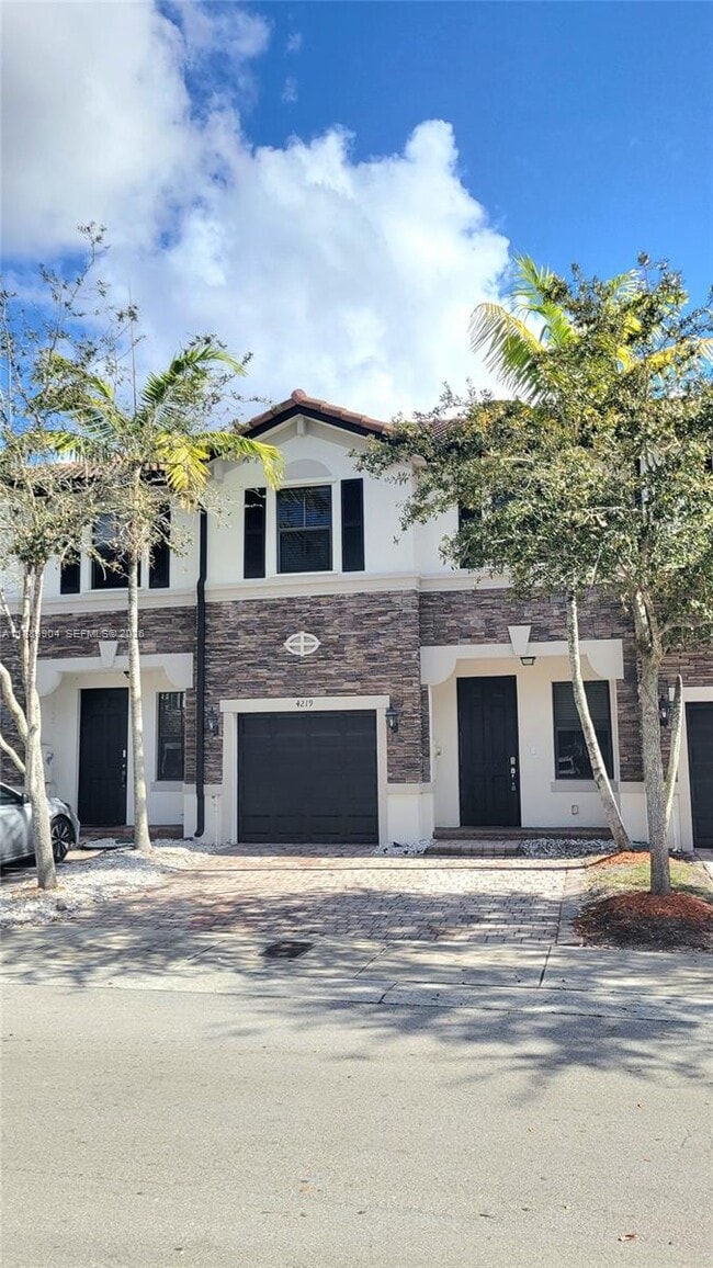 4219 SW 164th Ct in Miami, FL - Foto de edificio - Building Photo