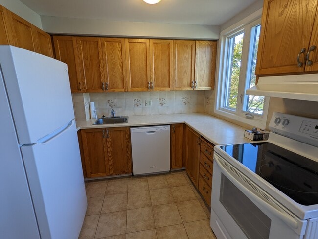 6824 Jeanne D'Arc Blvd N in Ottawa, ON - Building Photo - Building Photo