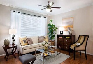 8787 Woodway Dr in Houston, TX - Building Photo - Building Photo